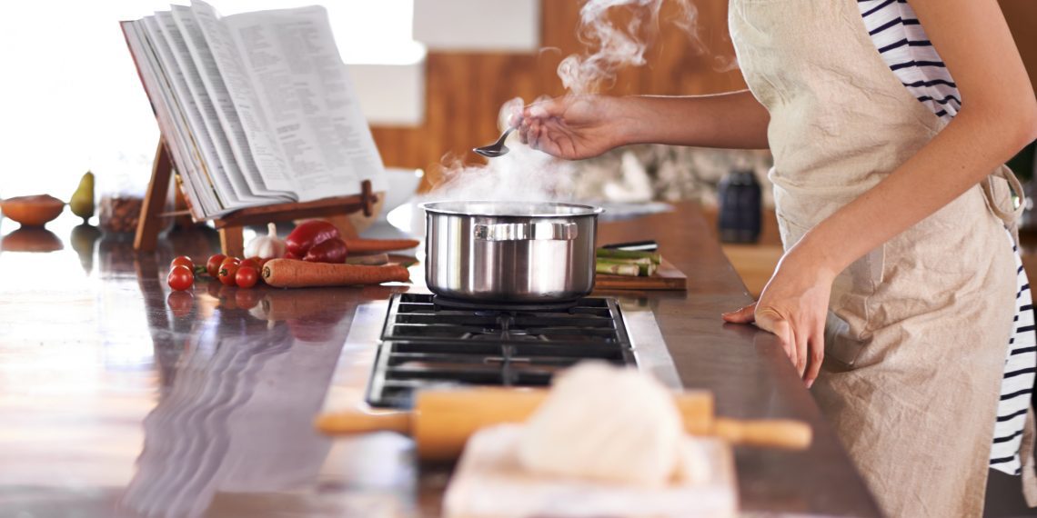 Young woman cooking in a kitchenhttp://195.154.178.81/DATA/i_collage/pi/shoots/783587.jpg