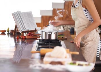 Young woman cooking in a kitchenhttp://195.154.178.81/DATA/i_collage/pi/shoots/783587.jpg